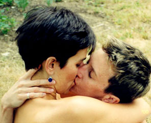 Lelsbians kissing